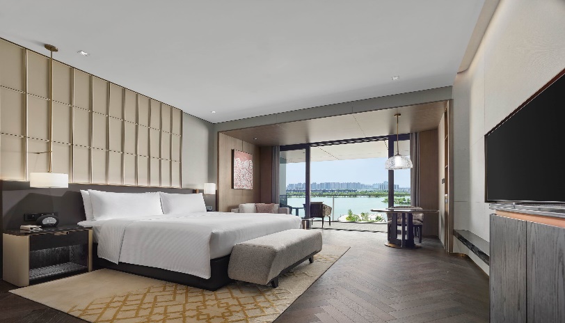 C:\Users\grace_deng\Desktop\官图 常熟龙腾希尔顿酒店\ENG\阳台湖景大床房卧室Guest Room with Balcony King Bedroom.jpg