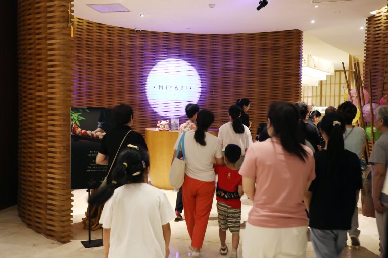慈善点亮星空，微笑拥抱童年
