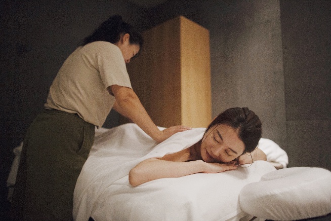 男人和女人躺在床上 AI 生成的内容可能不正确。