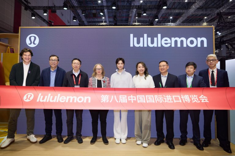 lululemon品牌大使李宇春首次亮相进博会，分享运动带来的乐趣